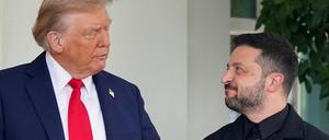 Donald Trump grüßt Wolodymyr Selenskyj bei dessen Ankunft im Weißen Haus. 