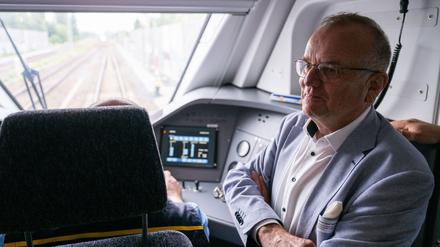 Detlef Tabbert schimpft über die Bahn mit Blick auf den Streckenausbau in Richtung Stettin.