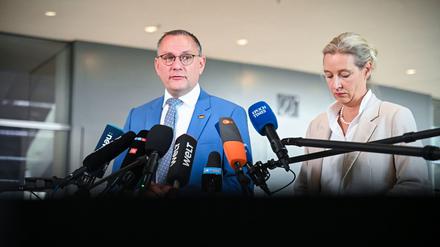 Alice Weidel (r), AfD-Fraktionsvorsitzende, und Tino Chrupalla, AfD-Bundesvorsitzender und Fraktionsvorsitzender der AfD, geben ein Statement in der Westlobby des Bundestags ab. 