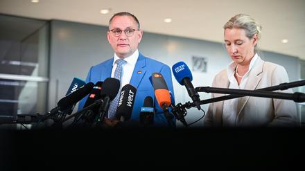 Alice Weidel (r), AfD-Fraktionsvorsitzende, und Tino Chrupalla, AfD-Bundesvorsitzender und Fraktionsvorsitzender der AfD, geben ein Statement in der Westlobby des Bundestags ab. 