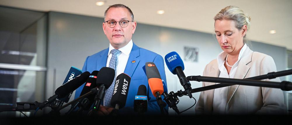 Alice Weidel (r), AfD-Fraktionsvorsitzende, und Tino Chrupalla, AfD-Bundesvorsitzender und Fraktionsvorsitzender der AfD, geben ein Statement in der Westlobby des Bundestags ab. 