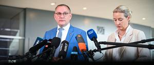 Alice Weidel (r), AfD-Fraktionsvorsitzende, und Tino Chrupalla, AfD-Bundesvorsitzender und Fraktionsvorsitzender der AfD, geben ein Statement in der Westlobby des Bundestags ab. 