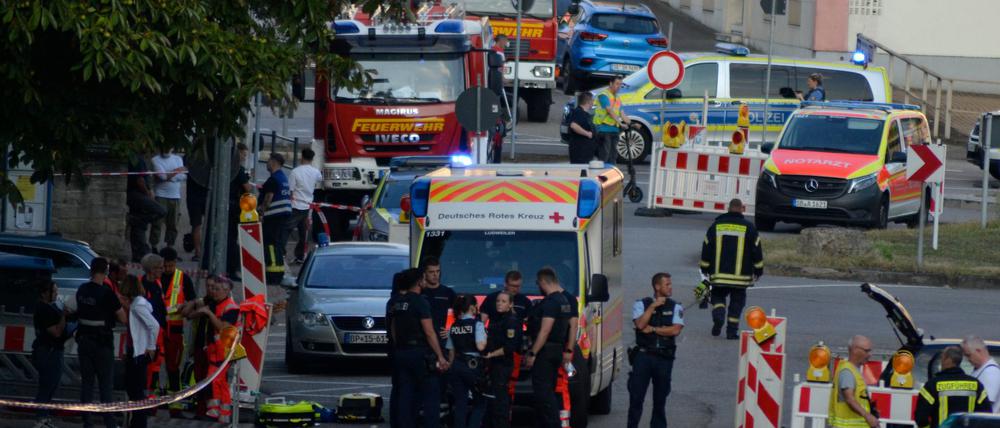 Einsatzkräfte riegeln den Tatort in Völklingen ab.