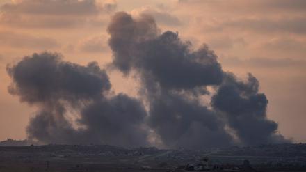 Nach einem israelischen Angriff im Gazastreifen steigt Rauch in den Himmel auf, gesehen vom Süden Israels aus. 