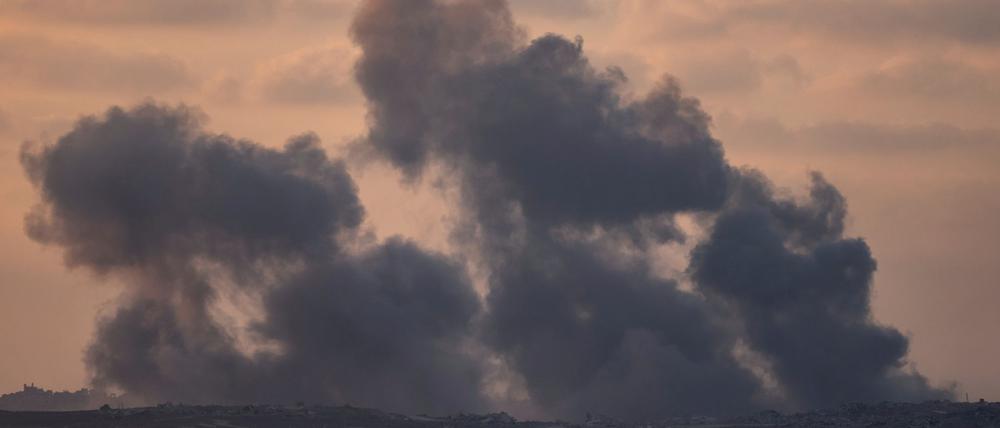Nach einem israelischen Angriff im Gazastreifen steigt Rauch in den Himmel auf, gesehen vom Süden Israels aus. 