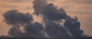 Nach einem israelischen Angriff im Gazastreifen steigt Rauch in den Himmel auf, gesehen vom Süden Israels aus. 
