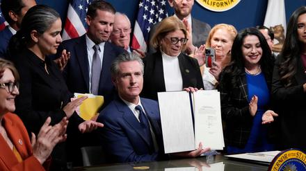 Reaktion auf Republikaner in Texas: Noch am Donnerstag unterzeichnete Gavin Newsom, Gouverneur von Kalifornien, ein Gesetz, das Sonderwahlen für eine neu gezeichnete Kongresskarte vorsieht. 