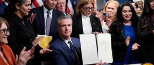 Reaktion auf Republikaner in Texas: Noch am Donnerstag unterzeichnete Gavin Newsom, Gouverneur von Kalifornien, ein Gesetz, das Sonderwahlen für eine neu gezeichnete Kongresskarte vorsieht. 
