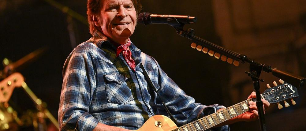 Der 80 Jahre alte Musiker John Fogerty will auch in Zukunft weiter regelmäßig auf der Bühne stehen. (Archivbild)