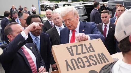Bei Pizza und Hamburgern sprach US-Präsident und Fast-Food-Fan Donald Trump zu den Sicherheitskräften von Washington.