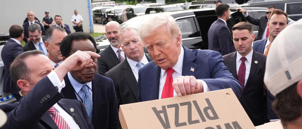 Bei Pizza und Hamburgern sprach US-Präsident und Fast-Food-Fan Donald Trump zu den Sicherheitskräften von Washington.