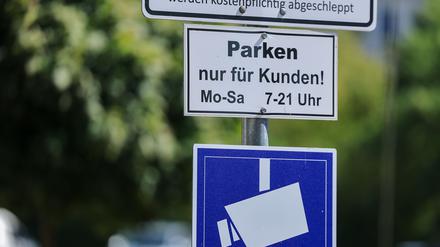 Auf immer mehr Parkplätzen, vor allem von Supermärkten, wird das Parken digital erfasst und von externen Dienstleistern abgewickelt. (Archivbild)