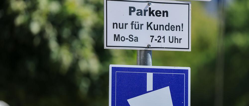 Auf immer mehr Parkplätzen, vor allem von Supermärkten, wird das Parken digital erfasst und von externen Dienstleistern abgewickelt. (Archivbild)