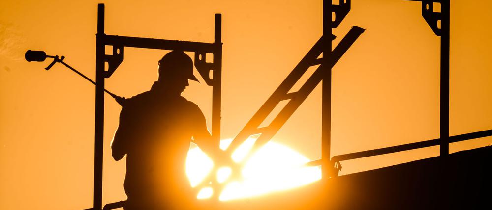 In der prallen Sonne besonders exponiert: Arbeiter auf dem Bau (Archivbild)