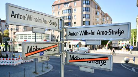 Seit Jahrhunderten trug die Mohrenstraße in Mitte ihren Namen. Jetzt wurde daraus die Anton-Wilhelm-Amo-Straße, benannt nach dem ersten bekannten Philosophen afrikanischer Herkunft an deutschen Universitäten, der im 18. Jahrhundert lebte.