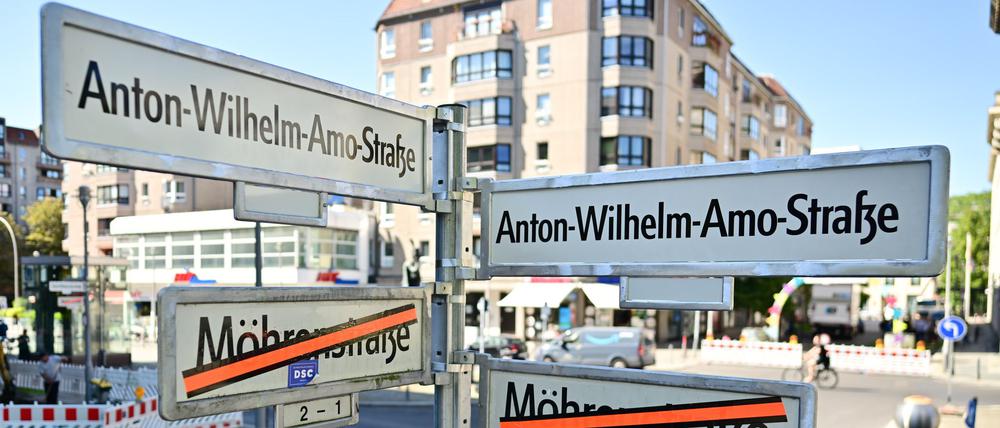 Seit Jahrhunderten trug die Mohrenstraße in Mitte ihren Namen. Jetzt wurde daraus die Anton-Wilhelm-Amo-Straße, benannt nach dem ersten bekannten Philosophen afrikanischer Herkunft an deutschen Universitäten, der im 18. Jahrhundert lebte.