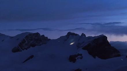 Dieses Standbild aus einem von der italienischen Bergwacht zur Verfügung gestellten Video zeigt Rettungsarbeiten am Breithorn in den Schweizer Alpen.