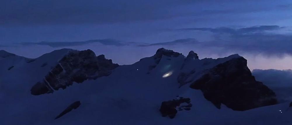 Dieses Standbild aus einem von der italienischen Bergwacht zur Verfügung gestellten Video zeigt Rettungsarbeiten am Breithorn in den Schweizer Alpen.