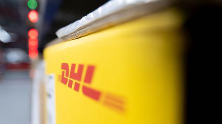 Ein Paket von DHL in einem Logistikzentrum.