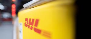 Ein Paket von DHL in einem Logistikzentrum.