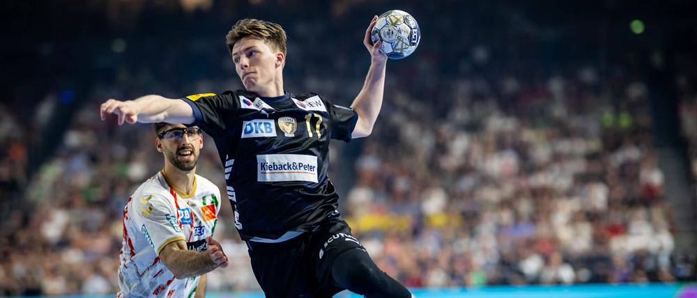 Handballer Nils Lichtlein beim Wurf.