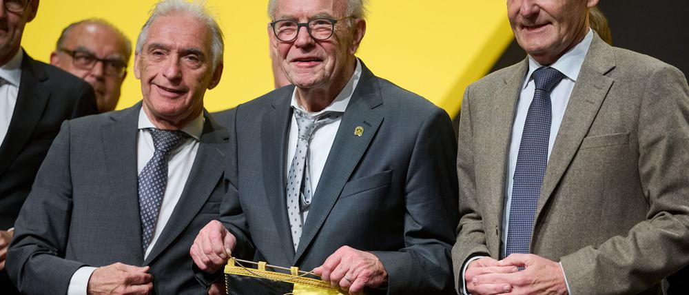BVB-Präsident Lunow (l) macht den Weg für Watzke (r) frei. (Archivfoto)