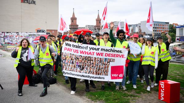 TikTok-Beschäftigte protestieren am Spree-Ufer in der Nähe der deutschen TikTok-Zentrale in Friedrichshain gegen einen geplanten Stellenabbau.