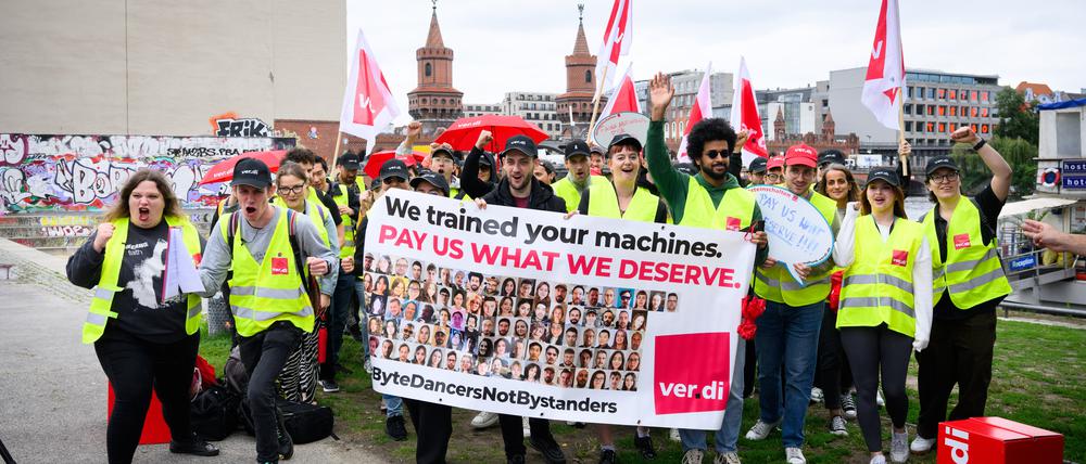 TikTok-Beschäftigte protestieren am Spree-Ufer in der Nähe der deutschen TikTok-Zentrale in Friedrichshain gegen einen geplanten Stellenabbau.