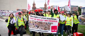 TikTok-Beschäftigte protestieren am Spree-Ufer in der Nähe der deutschen TikTok-Zentrale in Friedrichshain gegen einen geplanten Stellenabbau. Auf dem Transparent steht geschrieben“ «We trained your machines. Pay us what we deserve“.