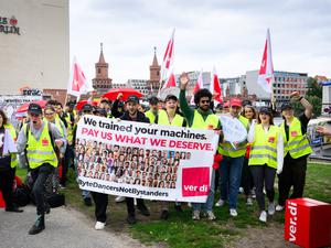 TikTok-Beschäftigte protestieren am Spree-Ufer in der Nähe der deutschen TikTok-Zentrale in Friedrichshain gegen einen geplanten Stellenabbau.