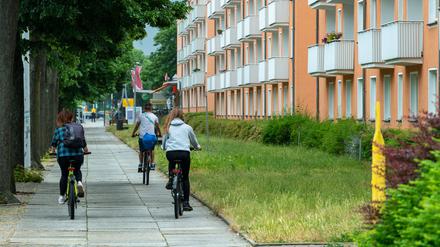 Jugendliche auf Fahrrädern in Eisenhüttenstadt.