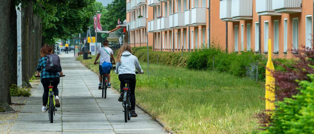 Jugendliche auf Fahrrädern in Eisenhüttenstadt.