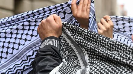 Bei Demonstrationen im Zusammenhang mit dem Nahost-Konflikt sind sogenannte Palästinensertücher zu sehen.  (Symbolbild)