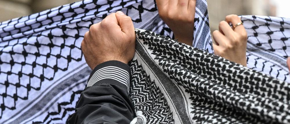 Bei Demonstrationen im Zusammenhang mit dem Nahost-Konflikt sind sogenannte Palästinensertücher zu sehen.  (Symbolbild)