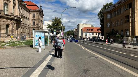 Vor dem Stadthaus in der Friedrich-Ebert-Straße in Potsdam hat sich ein Auto an der Tram-Haltestelle festgefahren.