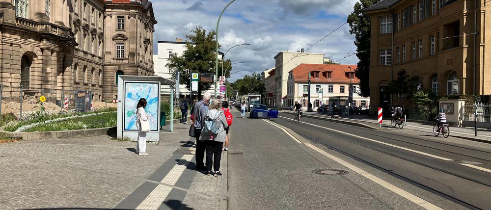 Vor dem Stadthaus in der Friedrich-Ebert-Straße in Potsdam hat sich ein Auto an der Tram-Haltestelle festgefahren.