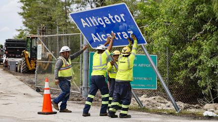 Arbeiter errichten Anfang Juli ein Schild, das auf die Haftanstalt hinweist.