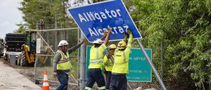 Arbeiter errichten Anfang Juli ein Schild, das auf die Haftanstalt hinweist.