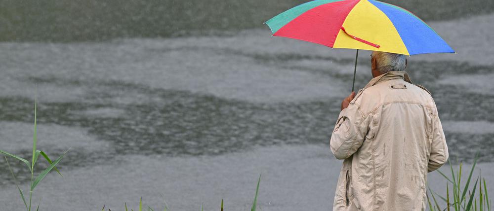 Der DWD-Meteorologe rät: Wetterfeste Kleidung und einen Regenschirm einpacken. (Archivbild)