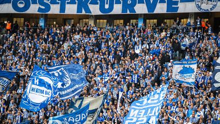 Fans feiern ihren Verein im Berliner Olympiastadion. (Archivbild)