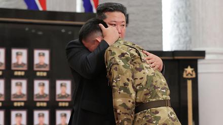 Pjöngjang, August 2025: Kim Jong Un umarmt bei einer Zeremonie zu Ehren des Militärs einen Soldaten.
