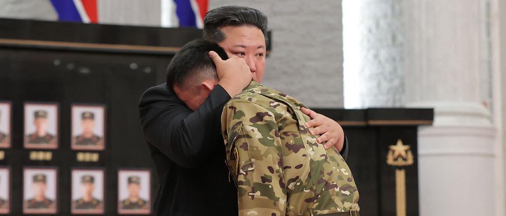 Pjöngjang, August 2025: Kim Jong Un umarmt bei einer Zeremonie zu Ehren des Militärs einen Soldaten.