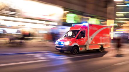 Rettungswagen der Berliner Feuerwehr fährt mit Blaulich durch die Stadt.