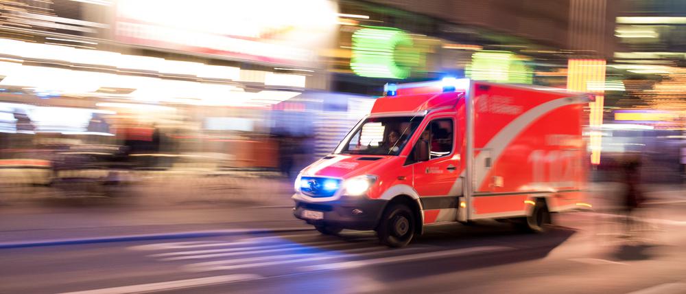 Rettungswagen der Berliner Feuerwehr fährt mit Blaulich durch die Stadt