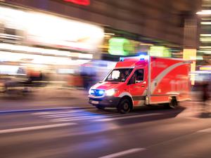 Rettungswagen der Berliner Feuerwehr fährt mit Blaulich durch die Stadt