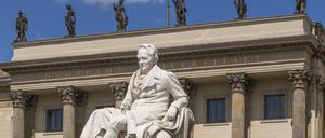 Das Denkmal von Alexander von Humboldt vor dem Hauptgebäude der Humboldt-Universität an der Straße Unter den Linden in Berlin-Mitte.