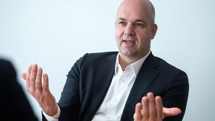 DIW-Präsident Marcel Fratzscher zieht mit einem Vorschlag für eine Rentner-Pflichtjahr Kritik auf sich. (Archivbild)