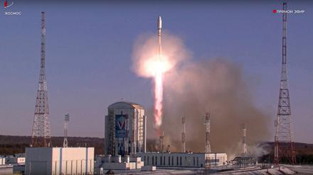 Eine russische Rakete hebt in den Weltraum ab. (Archivbild)