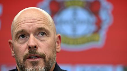„Dann kann's ja weitergehen!“ Erik ten Hag lässt sich von einem falschen Feueralarm in der BayArena nicht irritieren. 