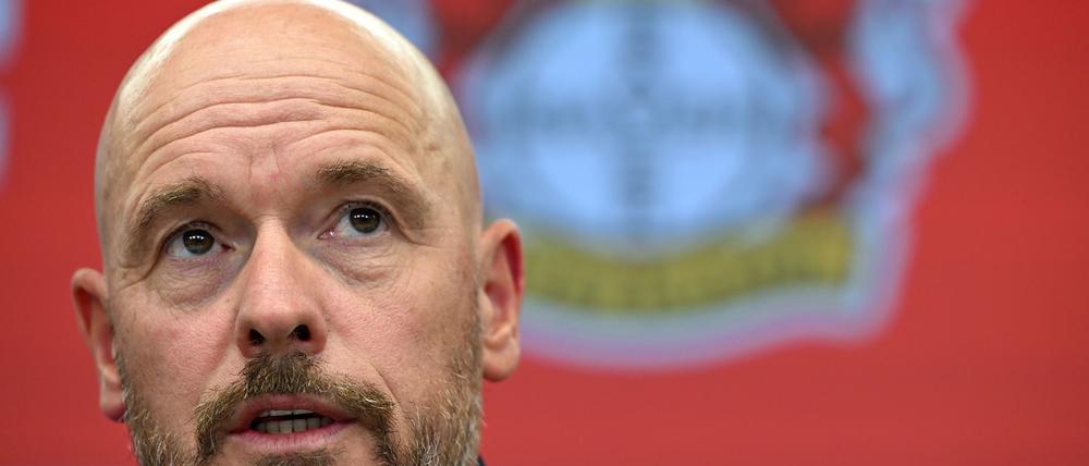 „Dann kann's ja weitergehen!“ Erik ten Hag lässt sich von einem falschen Feueralarm in der BayArena nicht irritieren.